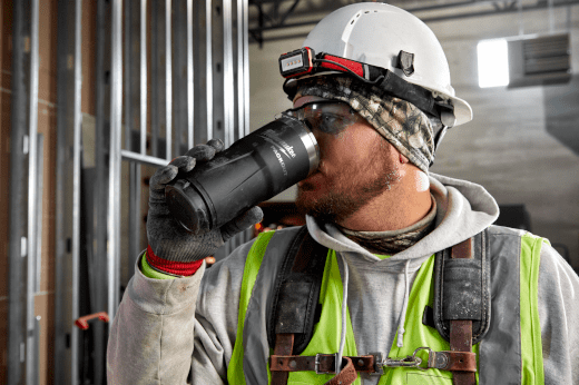 VASO PACKOUT 20 OZ NEGRO (48-22-8392B) MILWAUKEE